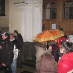 půlnoční novoroční přípitek před kostelem (počasí nepřálo - pršelo) adorace-a-novorocni-pripitek-29