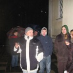 půlnoční novoroční přípitek před kostelem (počasí nepřálo - pršelo) adorace-a-novorocni-pripitek-31