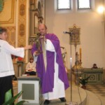 na konci nedělní bohoslužby dává nejhodnější dítě do betléma figuru pastýře (při rorátech ve všední den je to ovečka) adventni-ohlednuti03.jpg