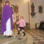 na konci nedělní bohoslužby dává nejhodnější dítě do betléma figuru pastýře (při rorátech ve všední den je to ovečka) adventni-ohlednuti04.jpg