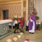 sfoukáváni svíček na adventním věnci dětmi za závěr bohoslužby adventni-ohlednuti07.jpg