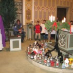 lampičky dětí před oltářem adventni-ohlednuti35.jpg