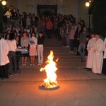 žehnání ohně před kostelem bila-sobota21.jpg