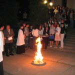 žehnání ohně před kostelem bila-sobota22.jpg