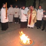 žehnání ohně před kostelem bila-sobota25.jpg