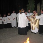 žehnání ohně před kostelem bila-sobota27.jpg