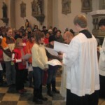 slavnostní bohoslužba na Boží hod vánoční 25.prosince (obětní průvod-děti přináší adventní snažení) bozi-hod-08