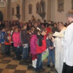 slavnostní bohoslužba na Boží hod vánoční 25.prosince (obětní průvod-děti přináší adventní snažení) bozi-hod-10