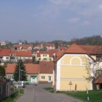 pohled z ulice Divácká na střed obce - v popředí Orlovna a pramen Štengaru img_e2a.jpg