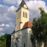 kostel-od-fary.jpg