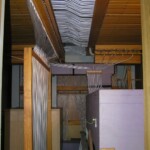 nahoře vzdušnice prvního manuálu, dole ventilátor (vlevo) a vzduchový zásobník varhany10.jpg