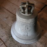 Zvon z roku 1763 "umíráček" (prasklý) zvon-praskly.jpg